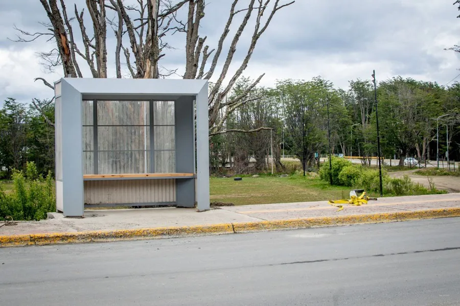 Continúa la colocación de nuevas garitas de colectivos en la ciudad de Ushuaia  (1)