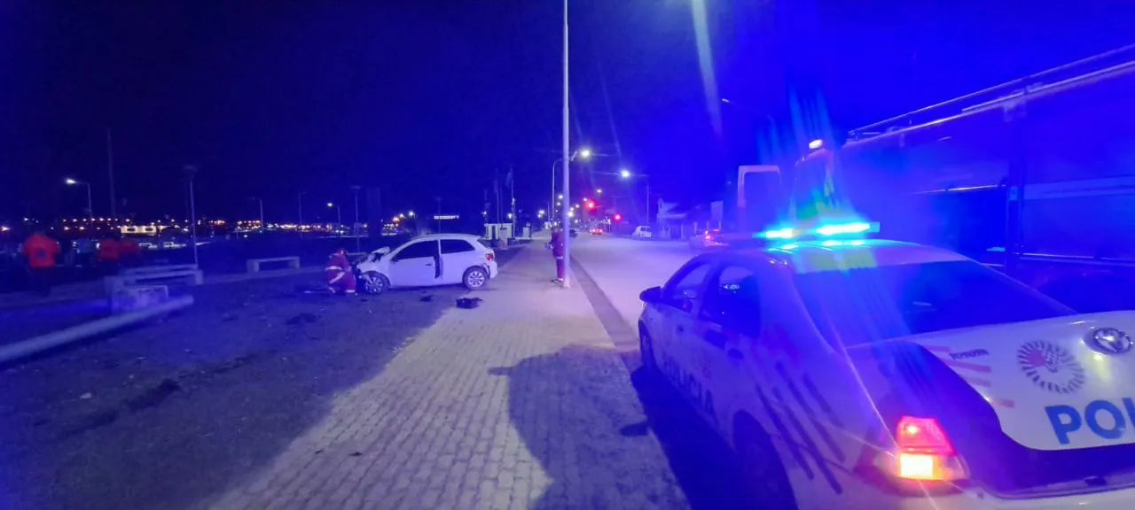 Una joven en aparente estado de ebriedad chocó contra una columna de alumbrado