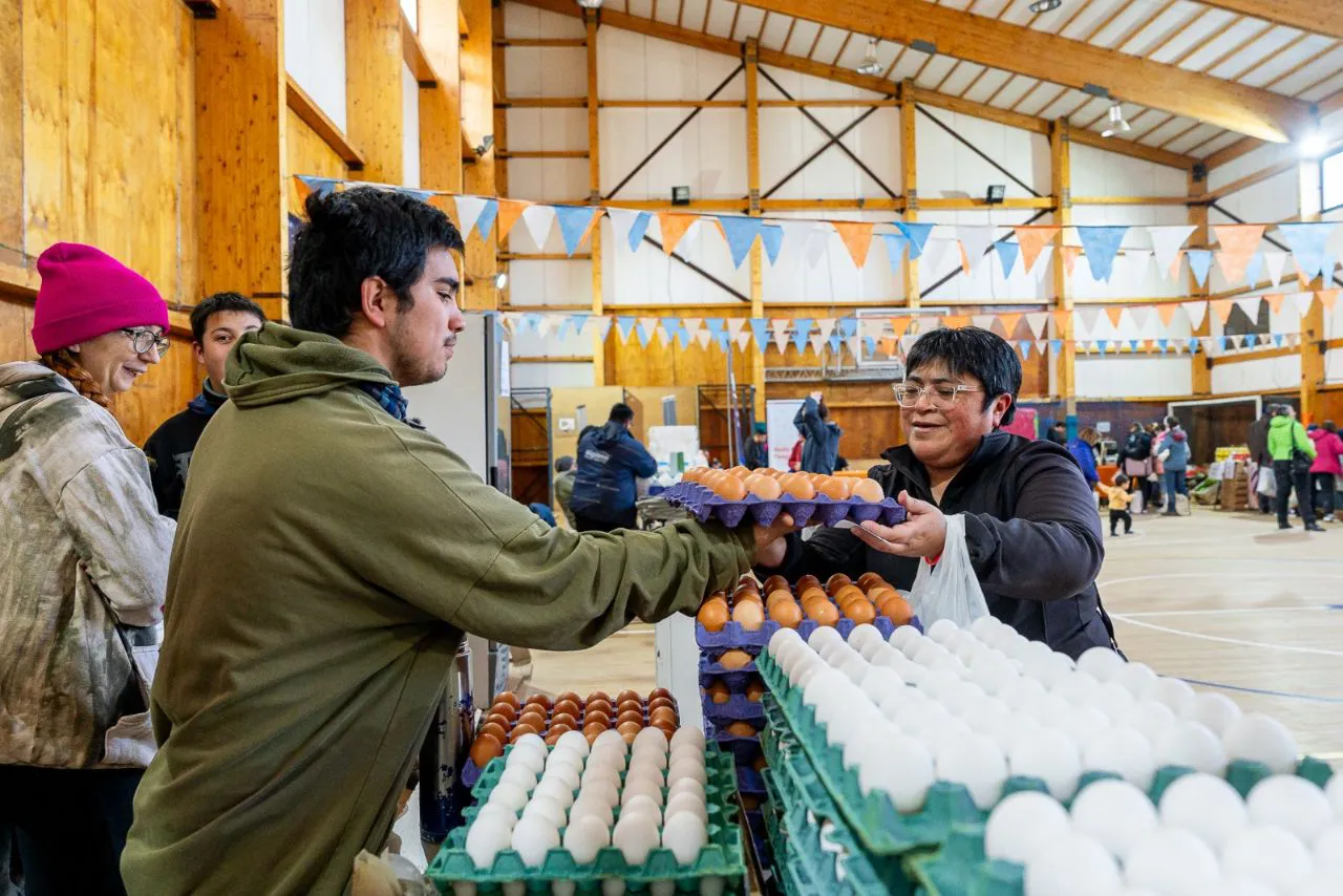 Gran acompañamiento de vecinos a una nueva edición de “Tu Mercado TDF” (2)