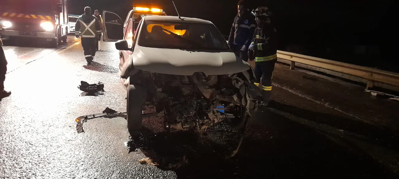 Conductor perdió el control y tras despistar terminó volcando sobre la Ruta 3 (2)