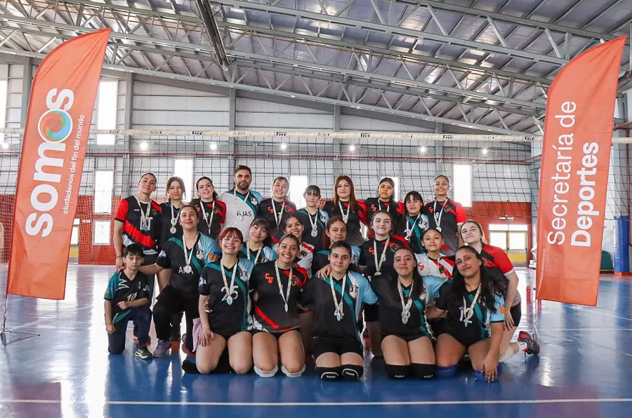 Las chicas de Universitario se consagraron campeonas del Vóley Sub-15 (2)