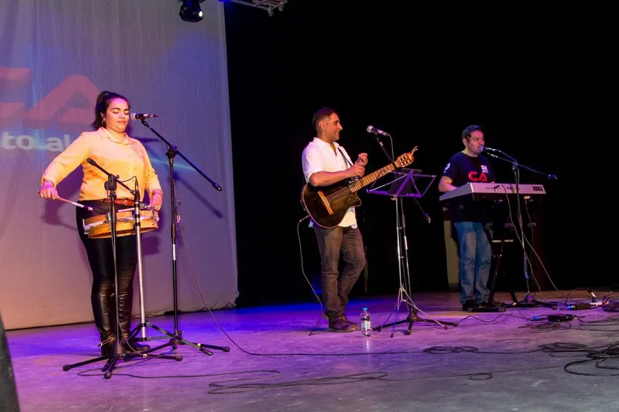 Vecinos colmaron el Esther Fadul celebrando la “Gran Peña Ushuaia Canta y Baila” (2)