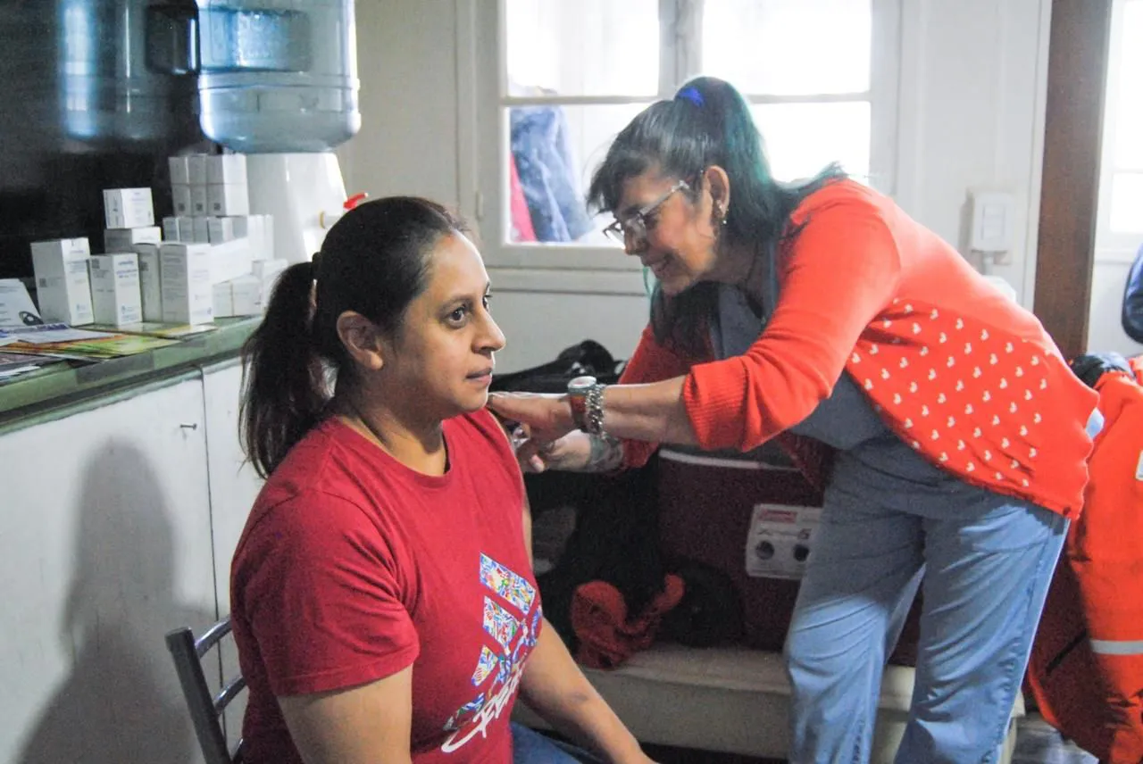 Asisten a trabajadores de la estancia María Behety en un operativo de Control Sanitario (2)