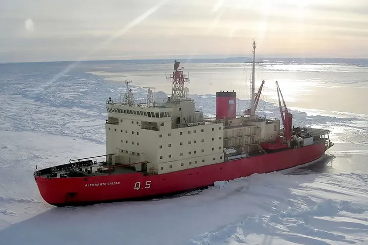 Proyectarán un film sobre la 1ª Campaña Antártica del Rompehielos Almirante Irízar