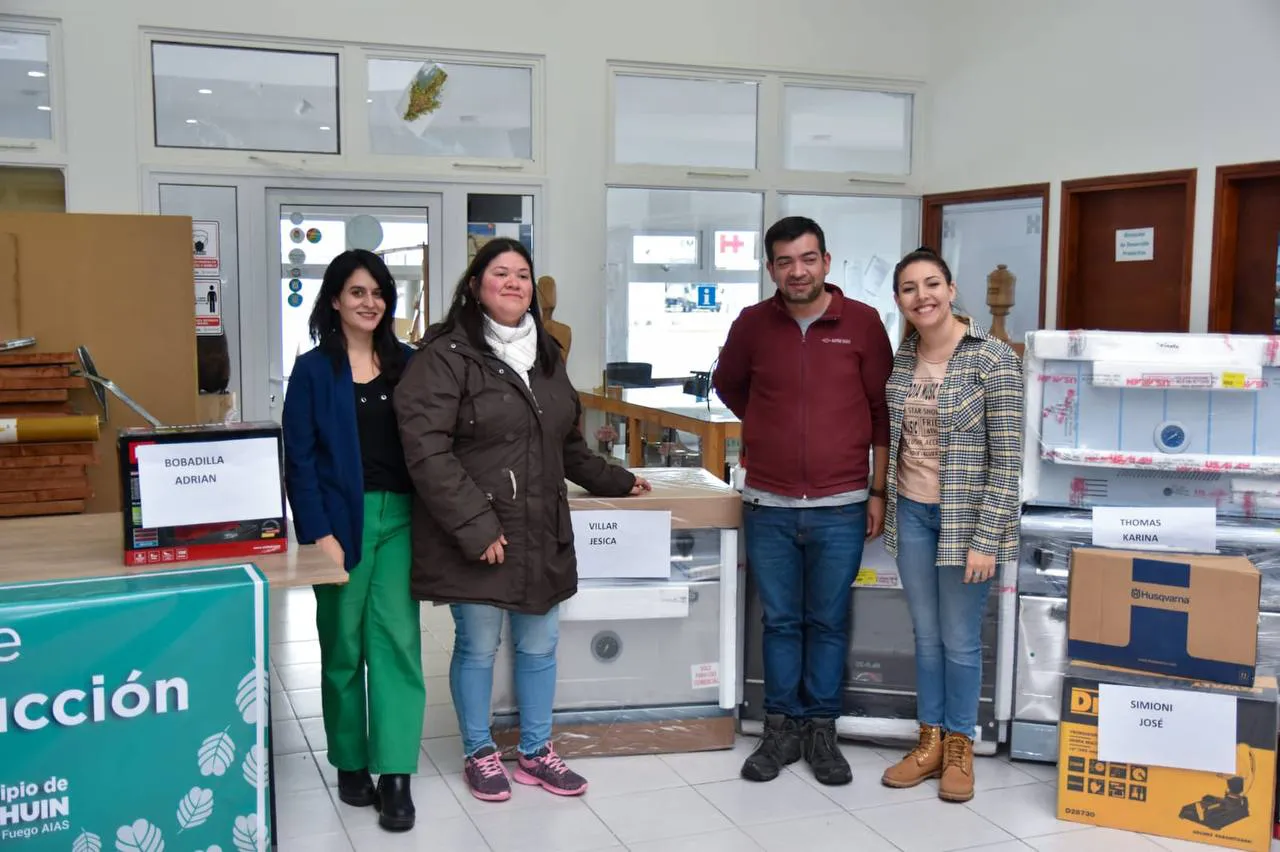Emprendedores de Tolhuin recibieron del municipio herramientas de trabajo (5)