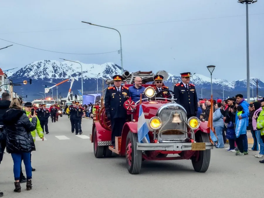 Una multitud acompañó el desfile por los 140 años de la ciudad de Ushuaia  (5)