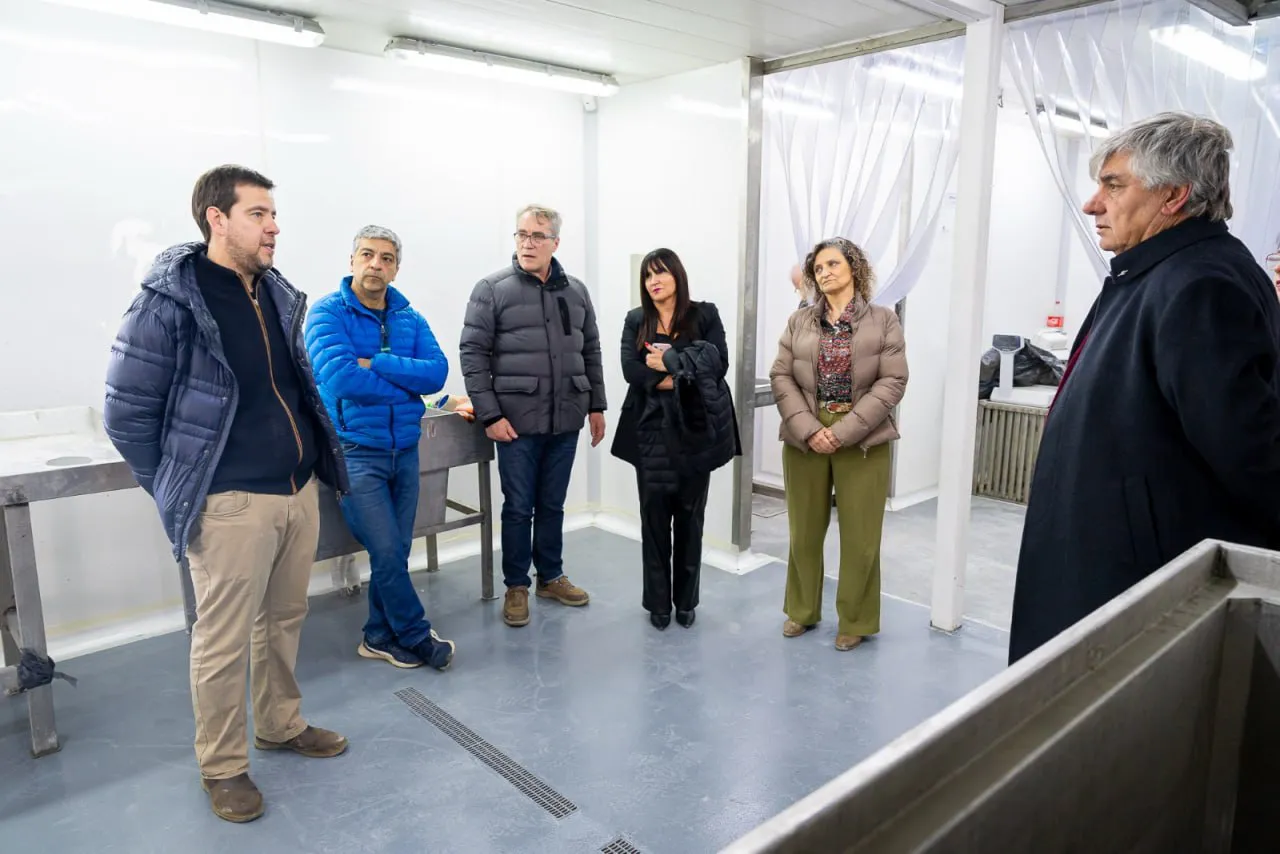 Autoridades realizaron un recorrido por la planta “Crustáceos Tierra del Fuego” (2)