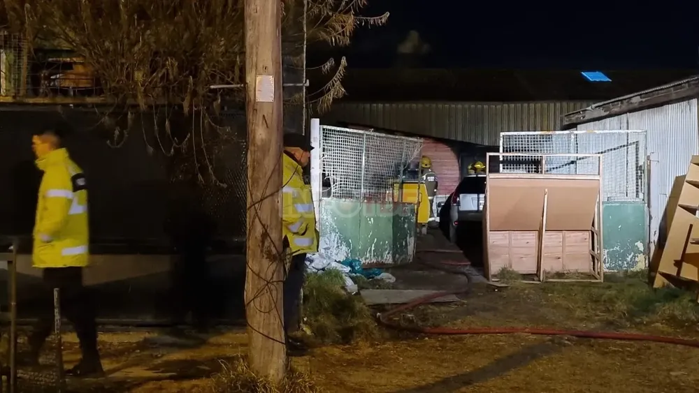 Un incendio arrasó con una casilla sobre calle 25 de Mayo al 1500 (7)