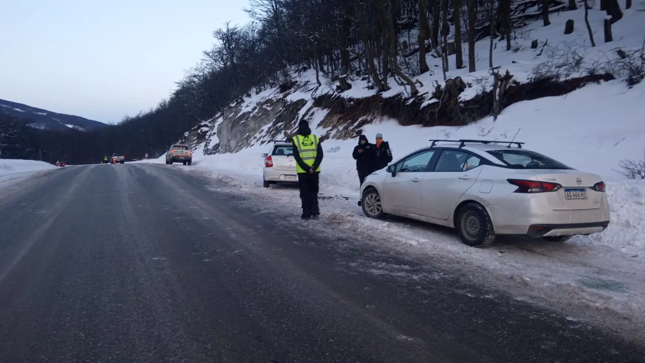 Se cruzó de carril al despistarse y terminó chocando contra otro automóvil en la Ruta 3 (3)
