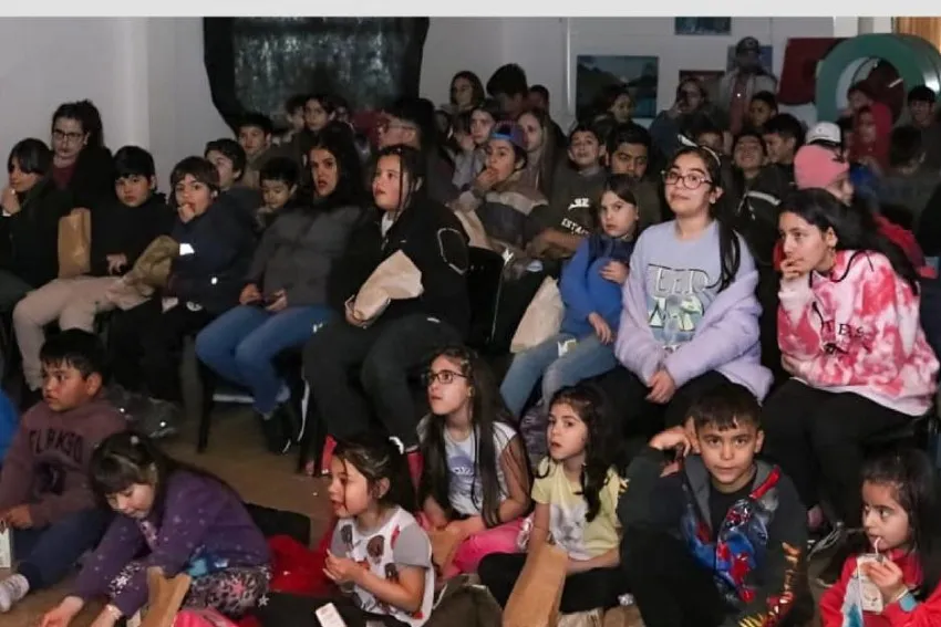 Chicos disfrutan de las últimas funciones del Ciclo de Cine en Vacaciones en Tolhuin