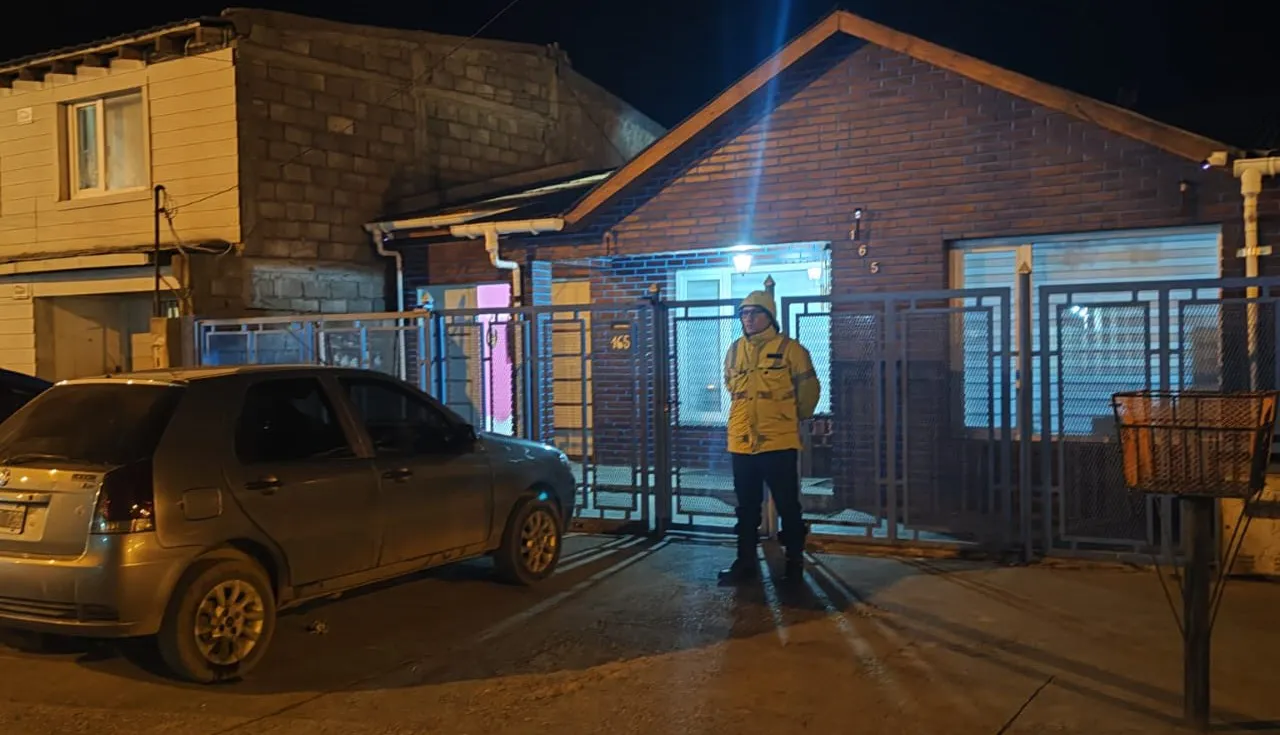 Allanan dos viviendas por una amenaza con arma de fuego en Río Grande