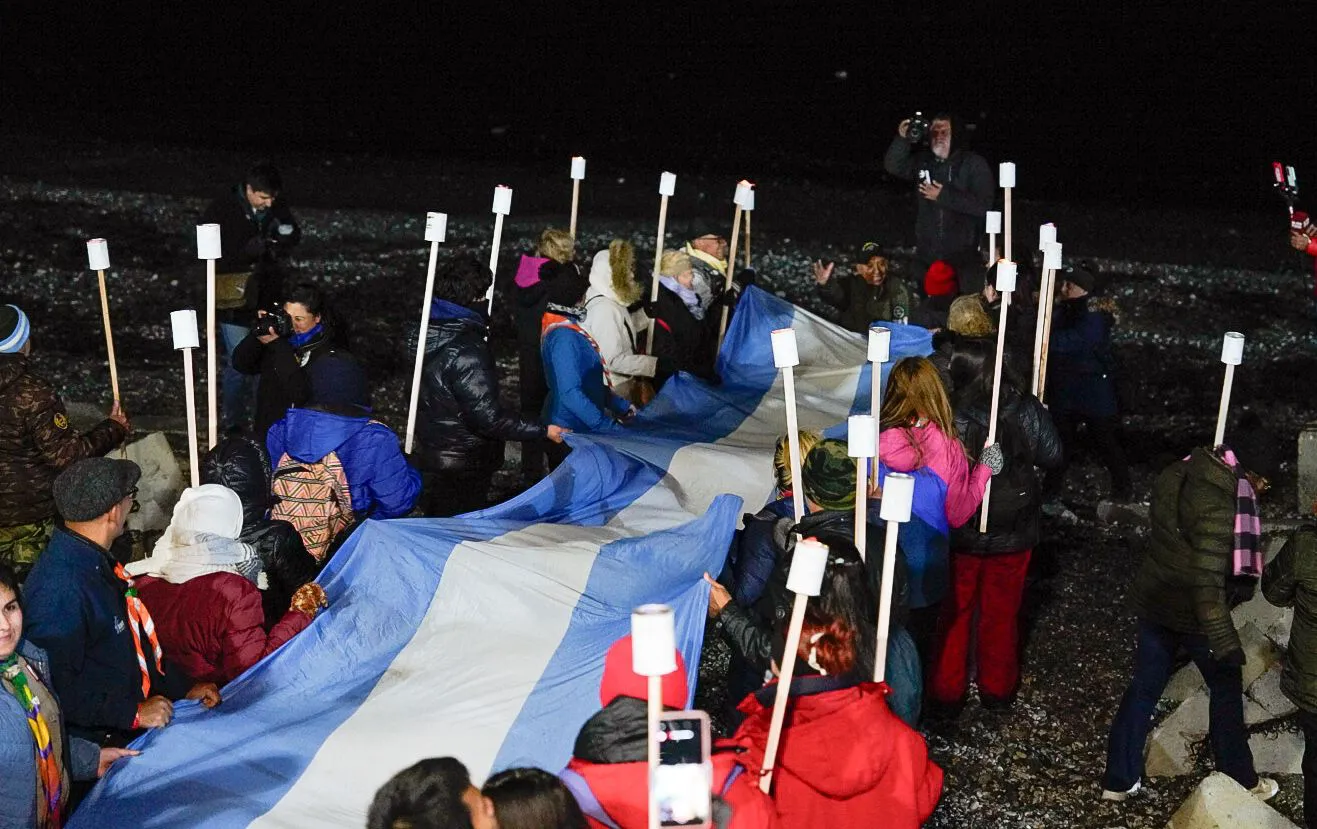 Los vecinos de Río Grande acompañaron a los veteranos en la tradicional Vigilia (5)