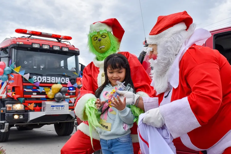 Papá Noel junto al Grinch visitaron a niños de los barrios de la provincia  (1)