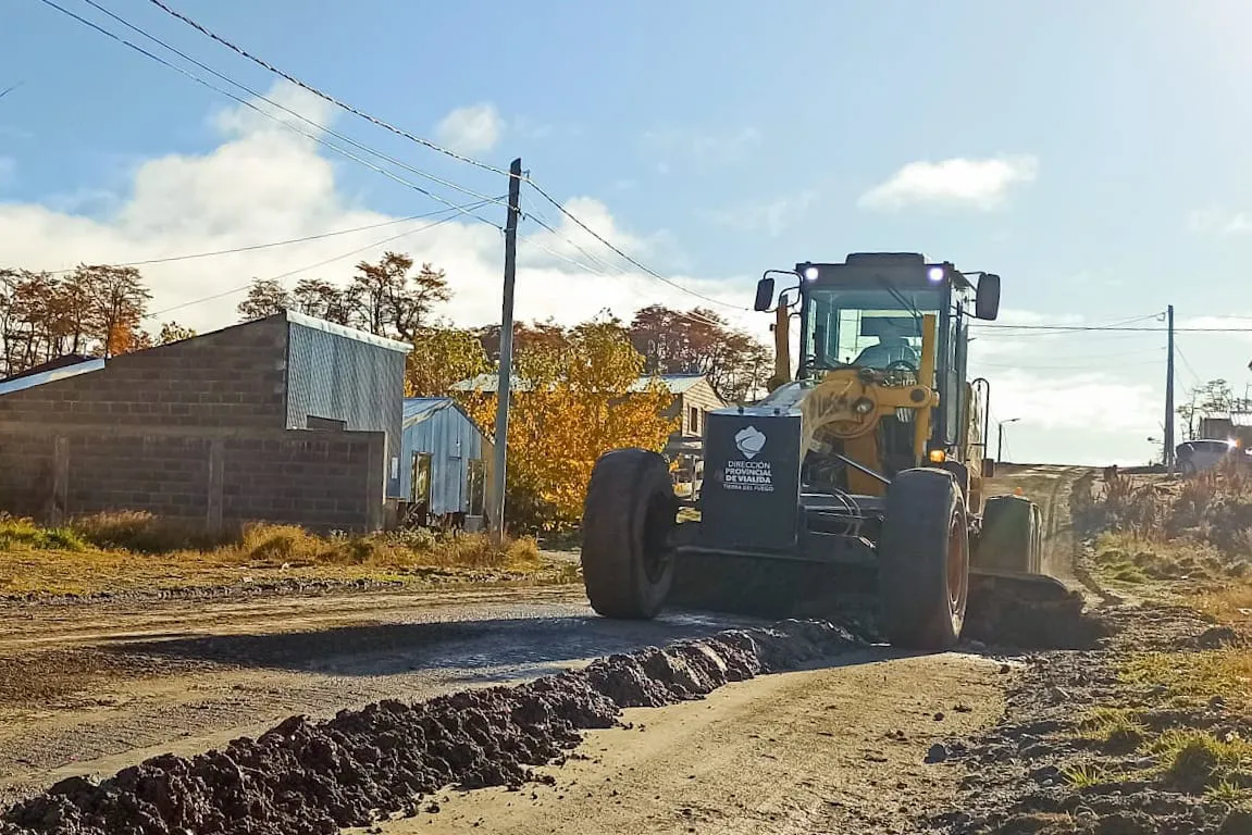 Vialidad Provincial junto al municipio de Tolhuin trabajan para el mantenimiento de calles