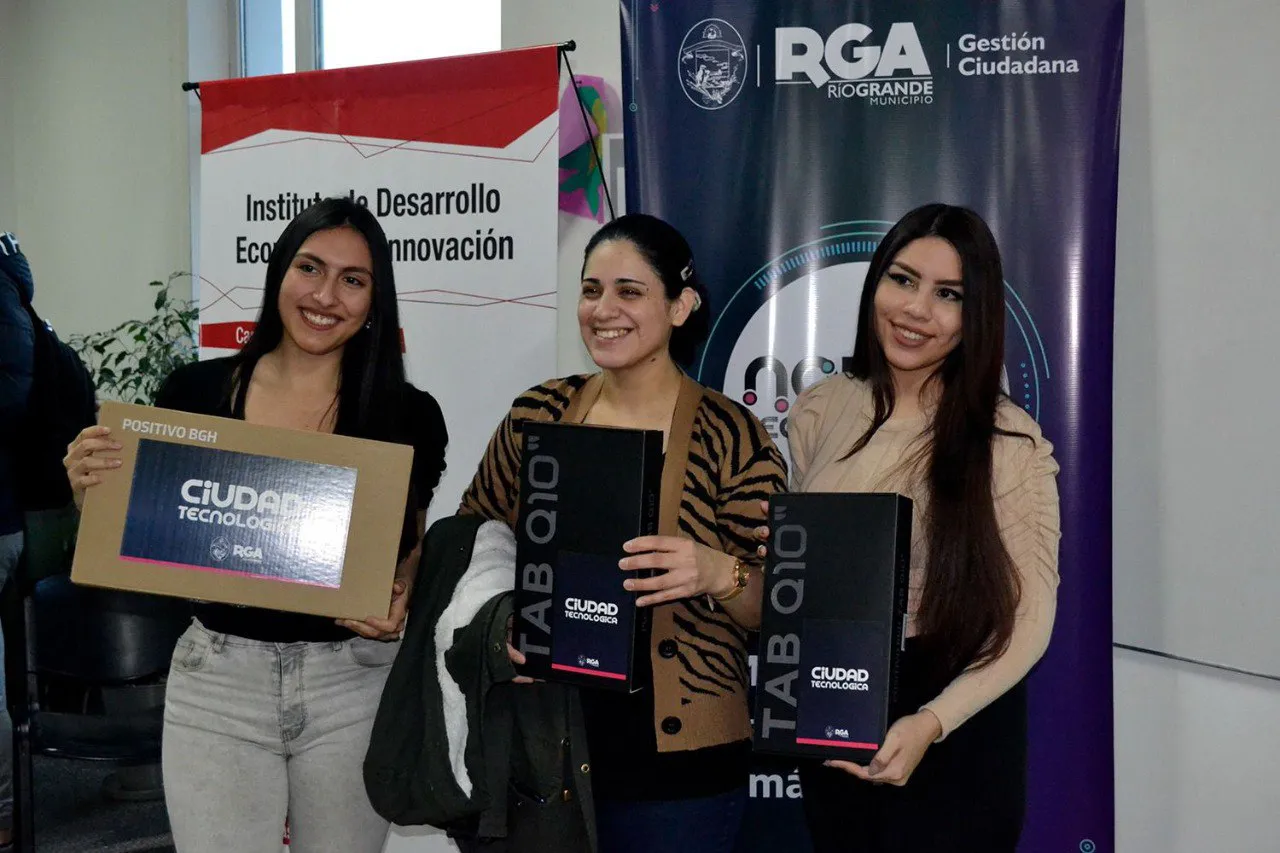 Se entregaron nuevas notebooks y tablets del programa “Nodos de Inclusión Tecnológica” (2)