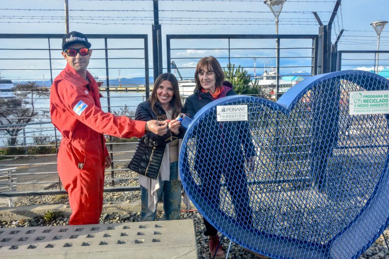 La fundación Garrahan colocó un “Corazón Solidario” de tapitas en la zona del Puerto (2)