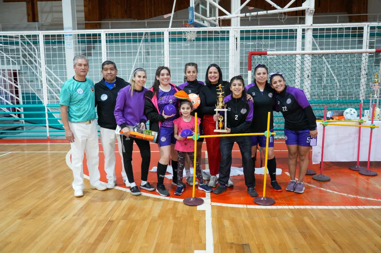 Más de 300 mujeres participaron del torneo de futsal femenino Mujeres Centenarias (2)