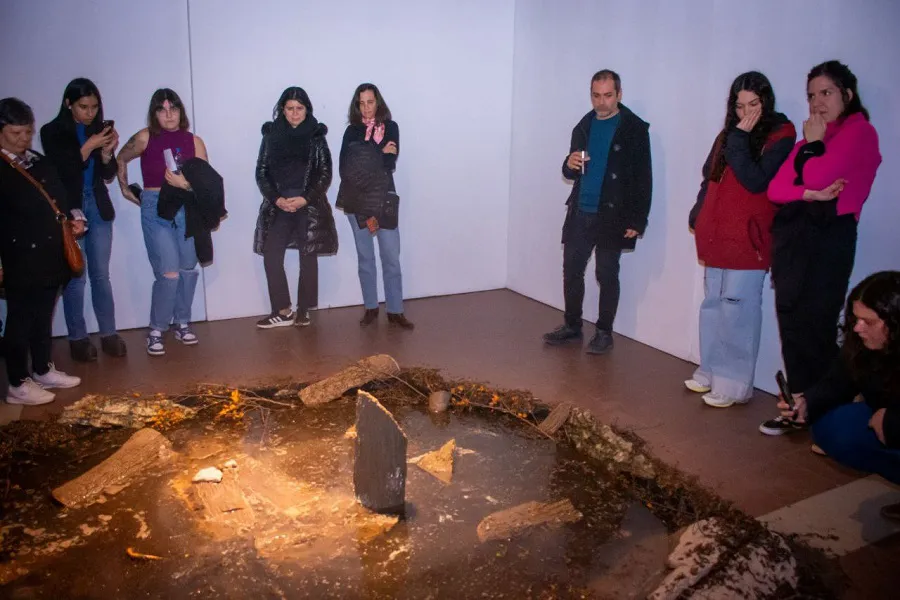 Se presentó la muestra instalación “Vestigios” en el foyer de la Casa de la Cultura