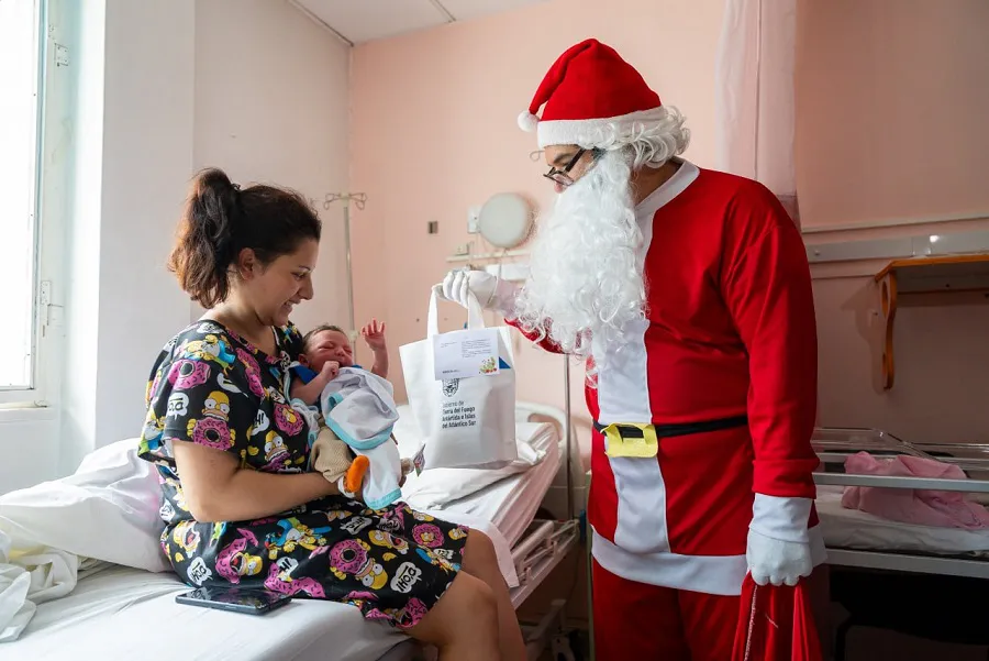 Niños internados en los hospitales y centros de salud recibieron la visita de Papá Noel (3)