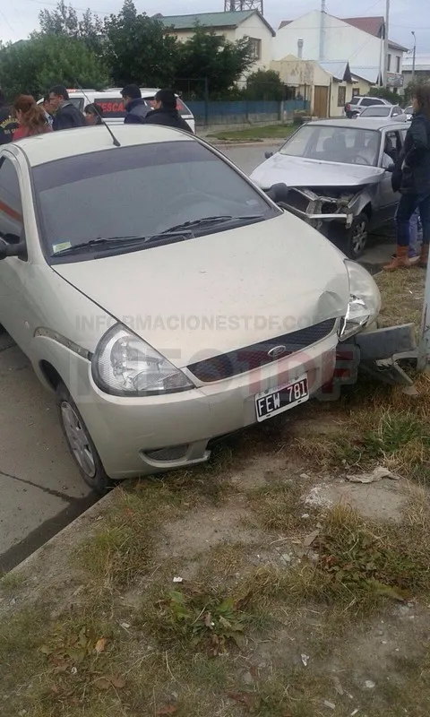 Una joven terminó hospitalizada durante un choque (1)