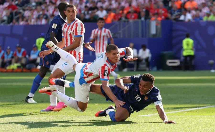 Francia tuvo que batallar contra Paraguay y le ganó con un gol de Mbappé