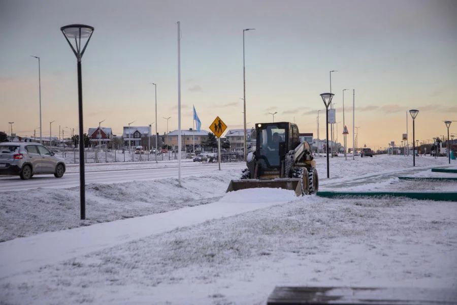Intenso operativo invernal en Río Grande tras las nevadas registradas en la ciudad
