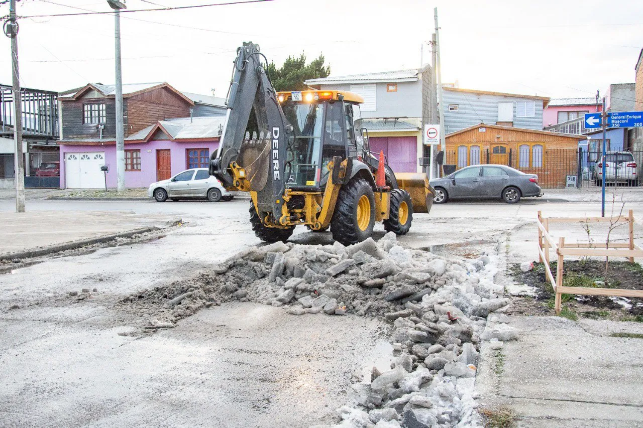Avanzan los trabajos de despeje de hielo en diversos sectores de la ciudad (1)
