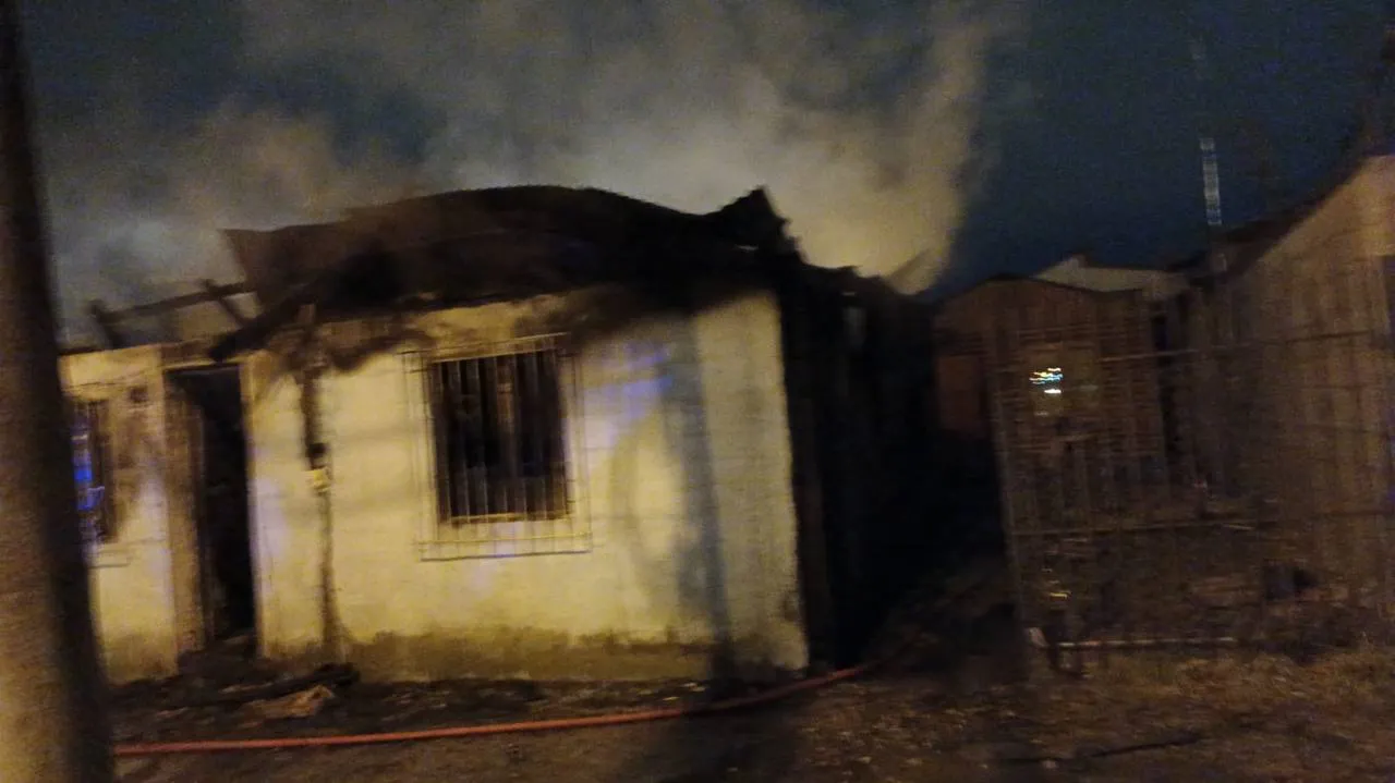 Un desperfecto eléctrico ocasionó un incendio que arrasó con toda una vivienda (1)