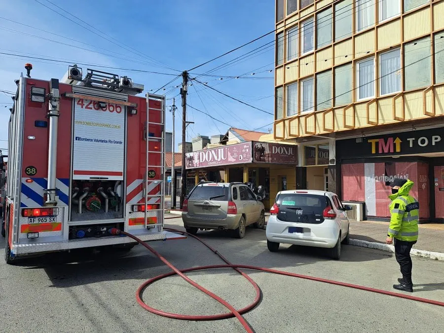 Bomberos controlaron un principio de incendio sobre un comercio de bebidas