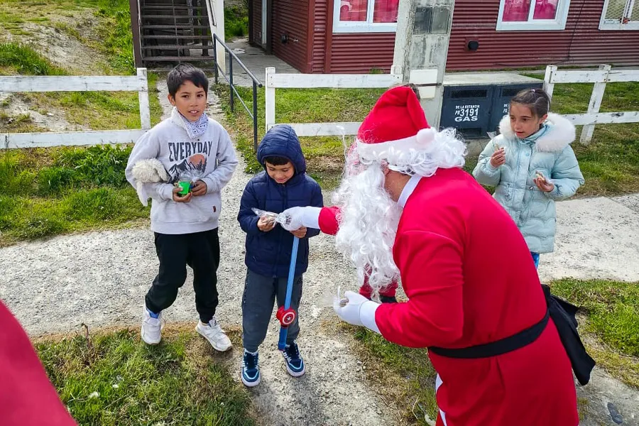 Papá Noel junto al Grinch visitaron a niños de los barrios de la provincia  (3)