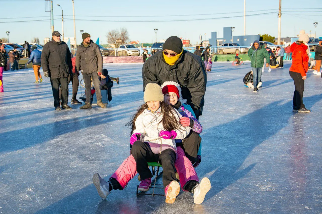 Cientos de familias disfrutaron de juegos en la Pista de Patinaje sobre Hielo (3)