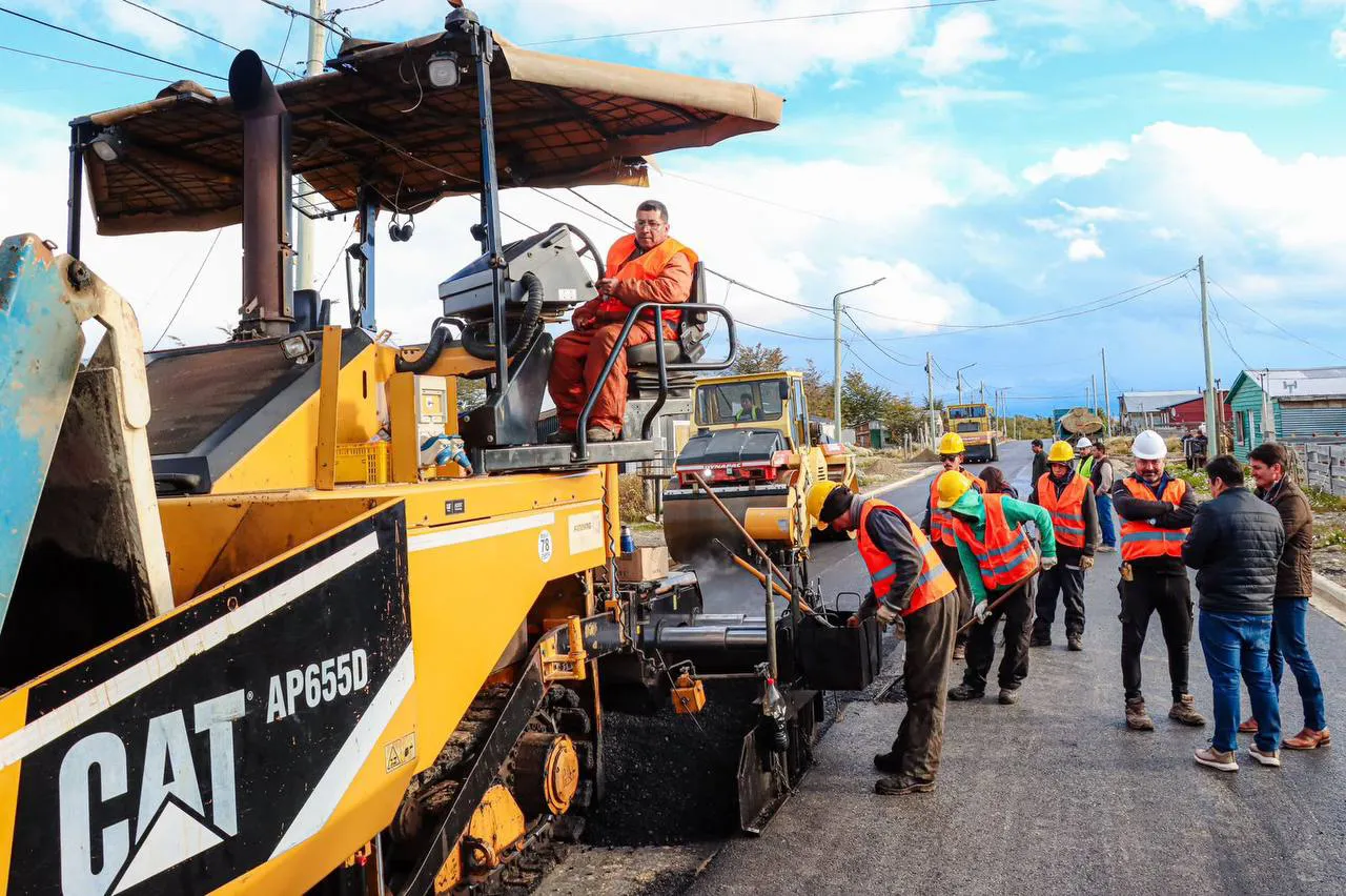 Melella junto a Harrington recorrieron la obra del asfalto en el B° 9 de Octubre
