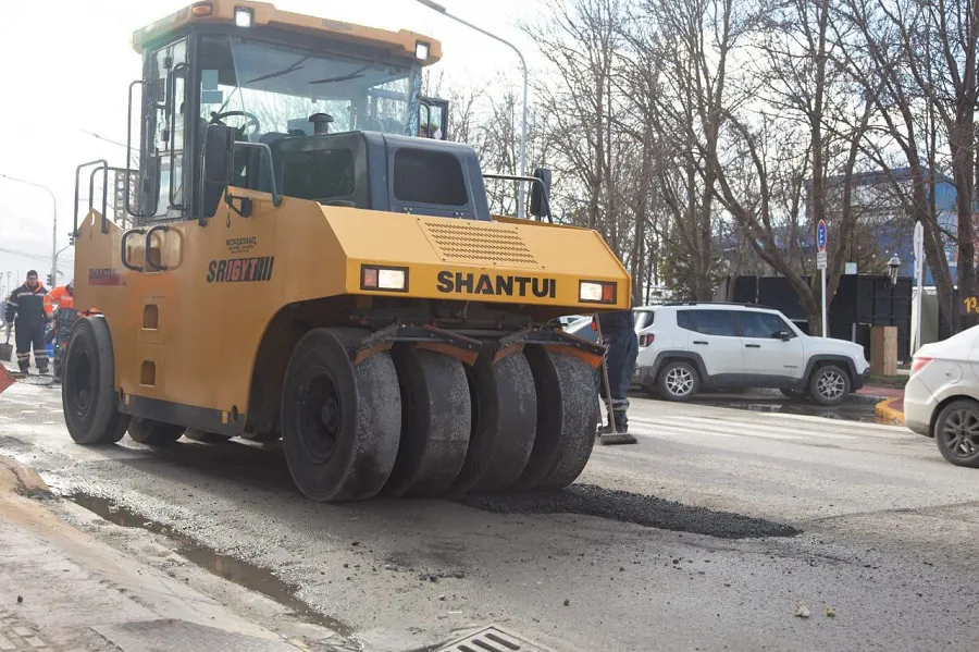 Se avanza con el trabajo de bacheo sobre la av. Maipú con personal municipal