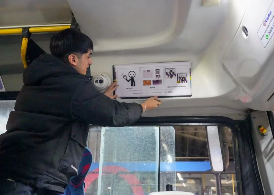 Se continúa la colocación de pictogramas en colectivos sobre la accesibilidad cognitiva