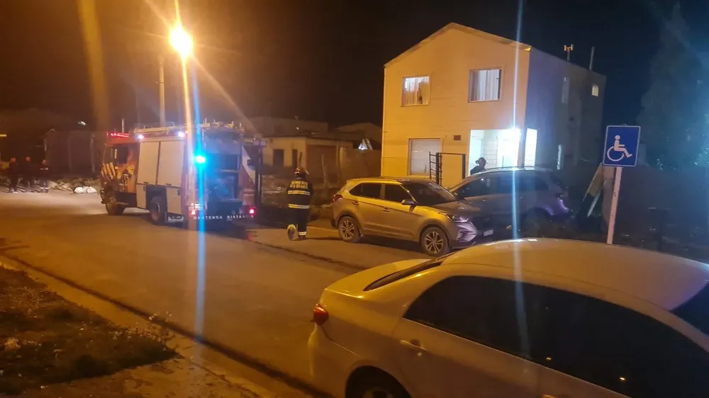 Dos vehículos chocaron contra un nicho de gas y se debió evacuar toda la cuadra (3)