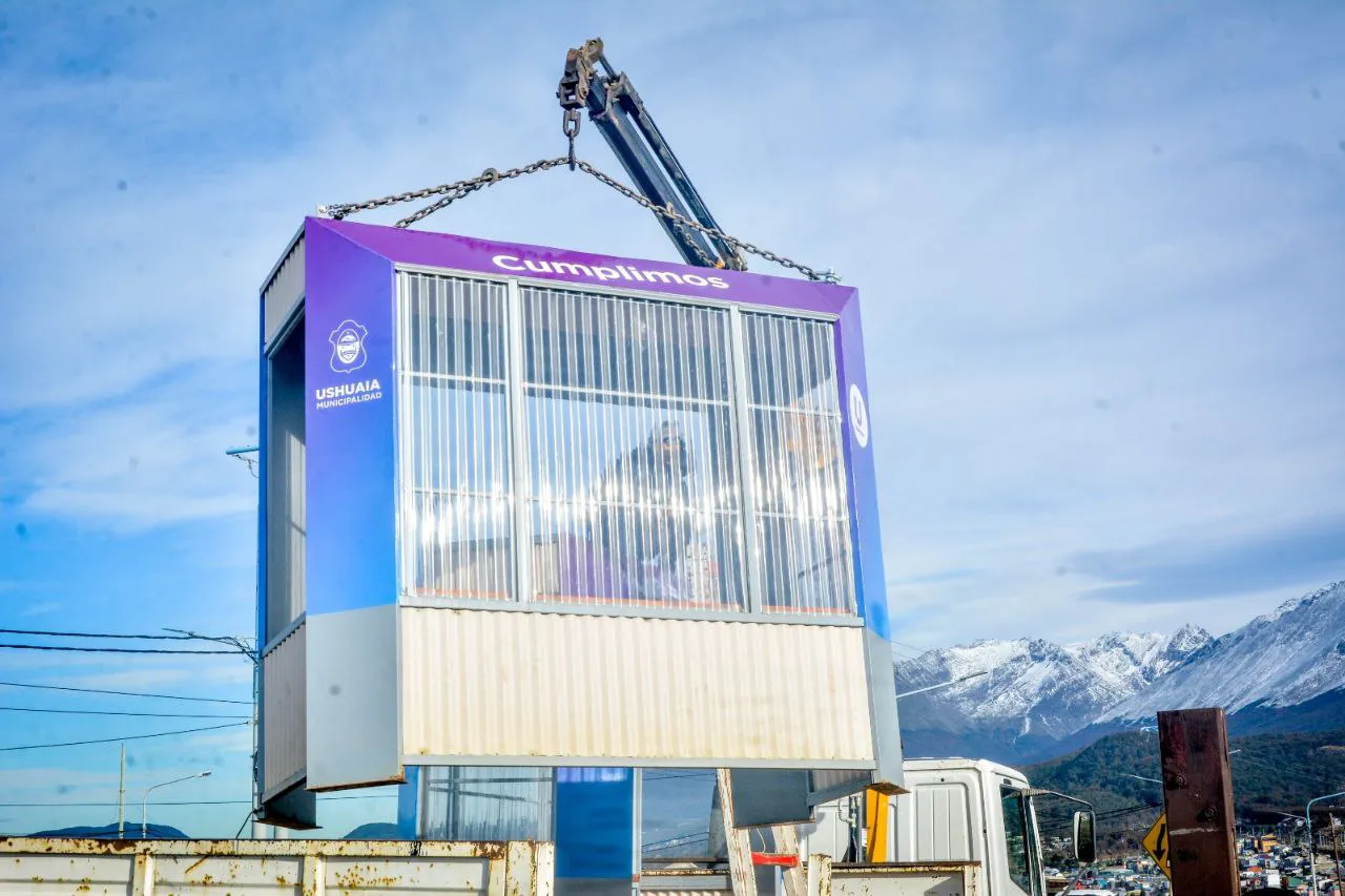 Comenzó la colocación de nuevas garitas de colectivos en la ciudad de Ushuaia (2)