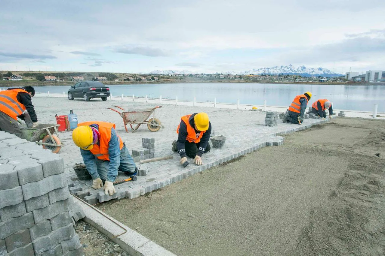 Continúa avanzando la colocación de adoquines sobre la pasarela Luis Pedro Fique