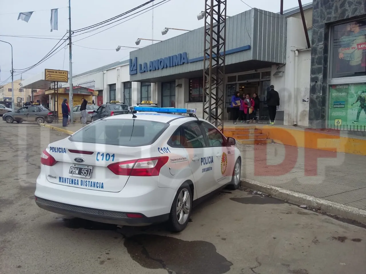 Demoran a dos personas por intentar sustraer mercadería en supermercados