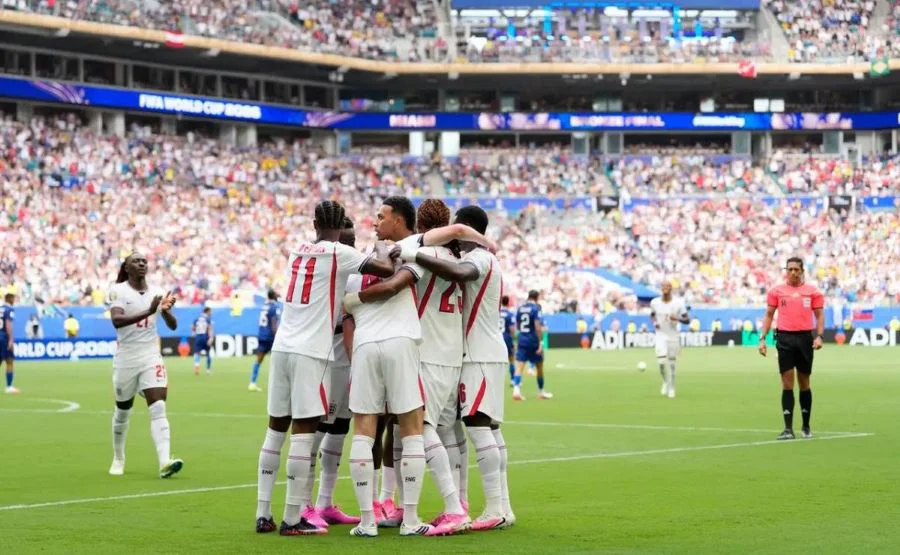 Inglaterra venció 6-4 a Francia y quedó en el podio en un show de goles