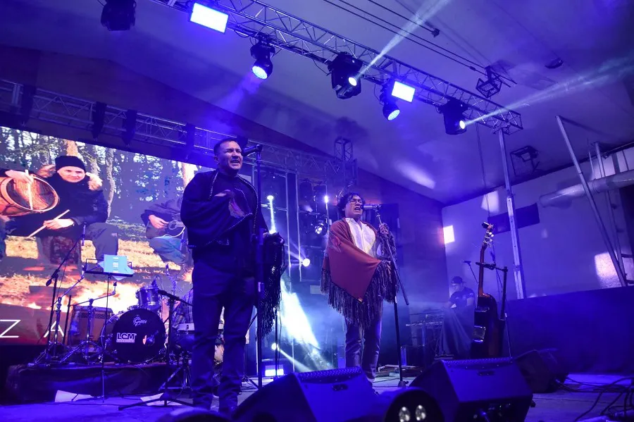 photo_5113916043956433045_y