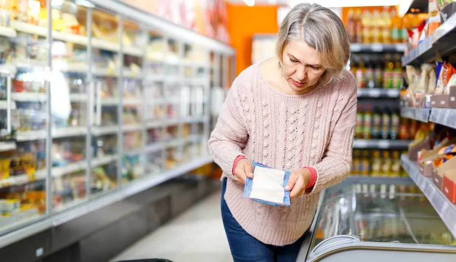 1140-woman-grocery-shopping-with-list-esp