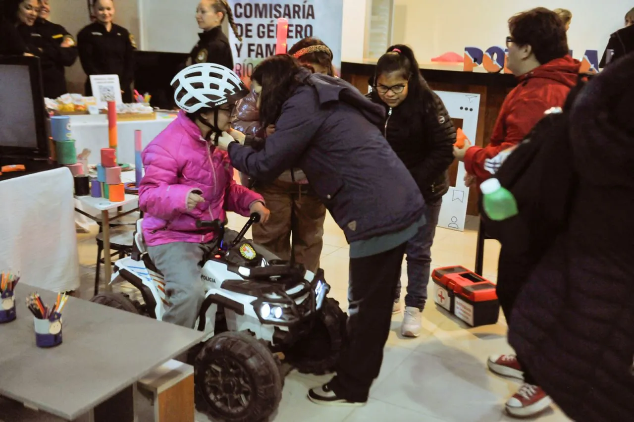 Hasta el viernes continúa la muestra de la expo “Conociendo tu Policía” en Río Grande  (4)