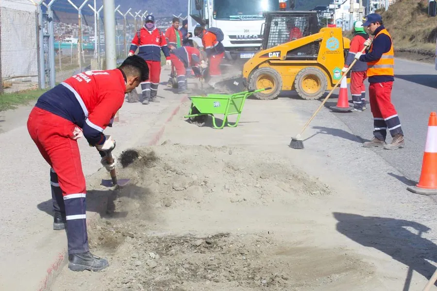 Intensos trabajos de limpieza sobre la av. Perito Moreno de la ciudad de Ushuaia