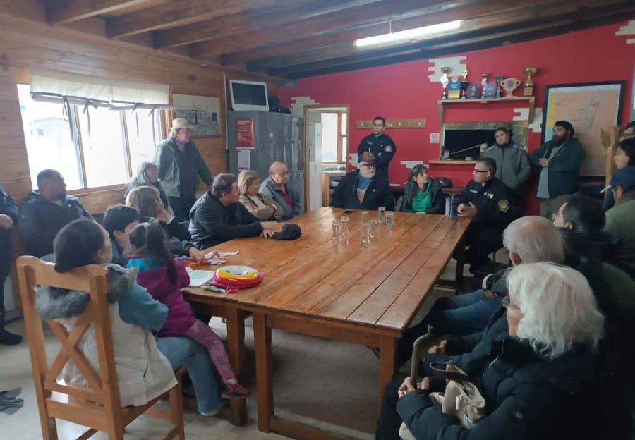 Vecinos de Tolhuin se reunieron con policías
