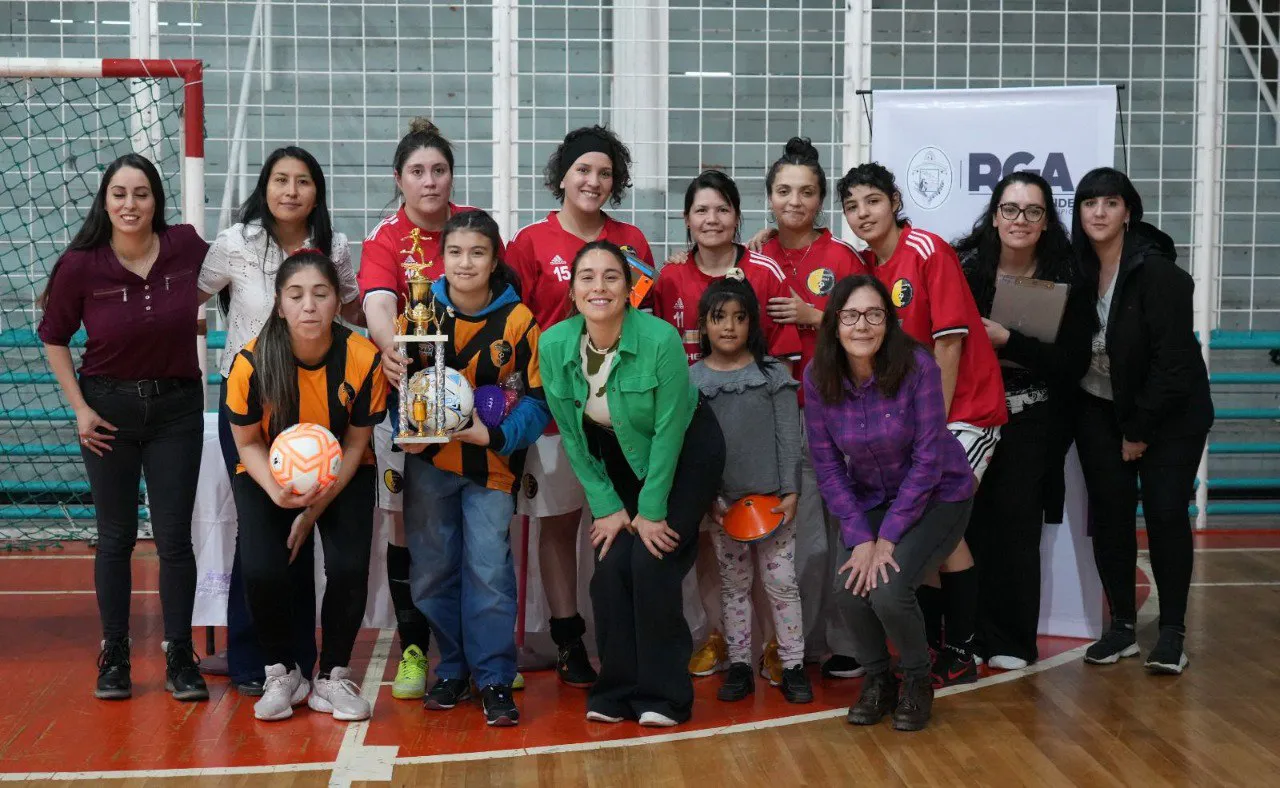 Más de 300 mujeres participaron del torneo de futsal femenino Mujeres Centenarias (7)