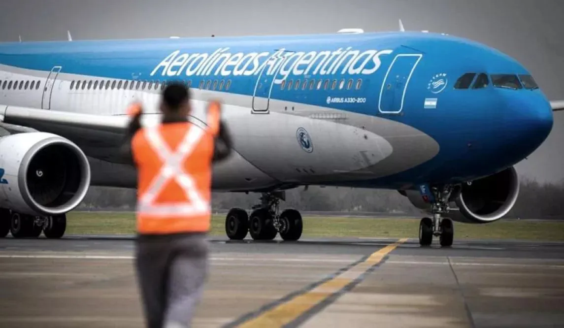 Francos y Caputo se reunieron con una empresa brasileña por la venta de Aerolíneas
