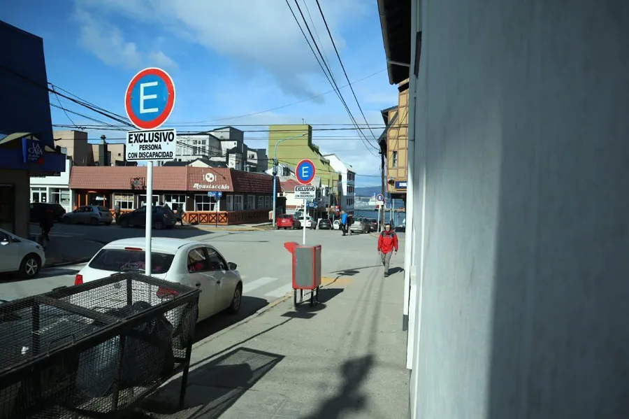 Colocan estacionamientos para personas con discapacidad en diversas zonas de Ushuaia