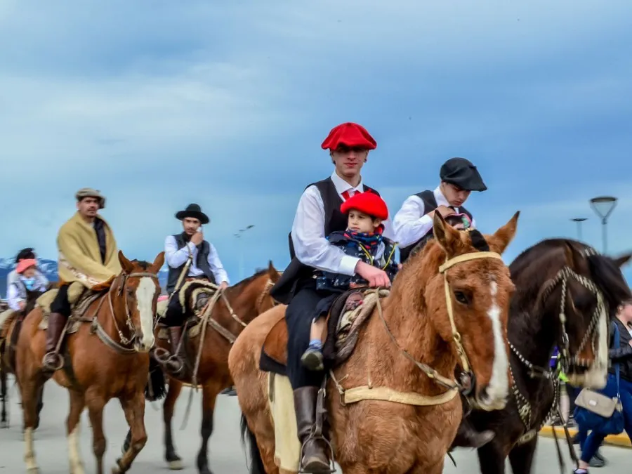 Una multitud acompañó el desfile por los 140 años de la ciudad de Ushuaia  (6)