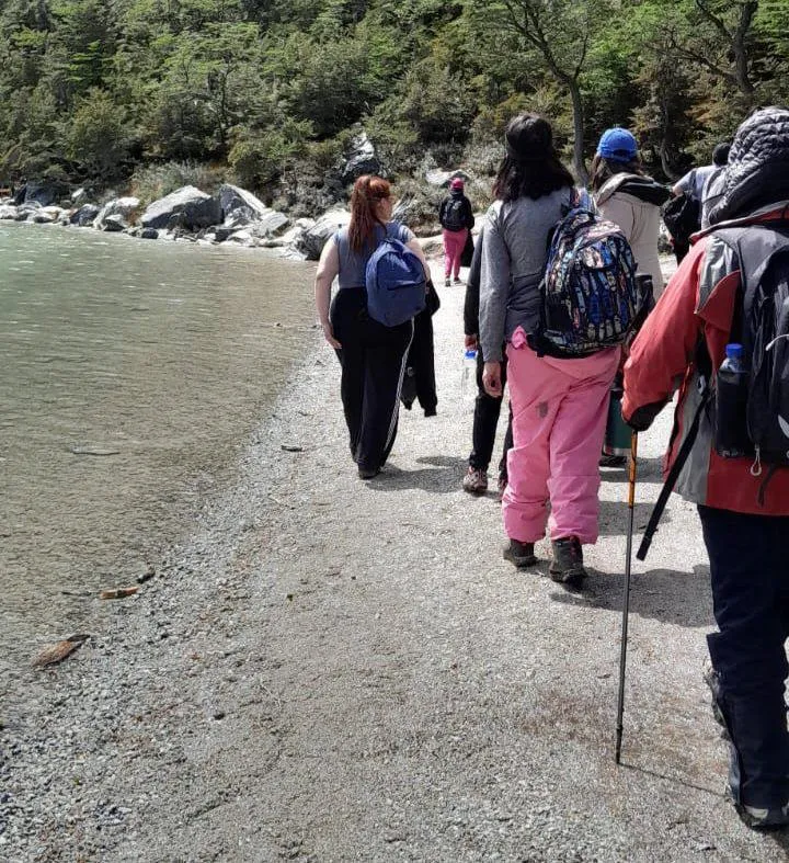 Mujeres de Tolhuin cerraron el año con una caminata a la Laguna Esmeralda (2)