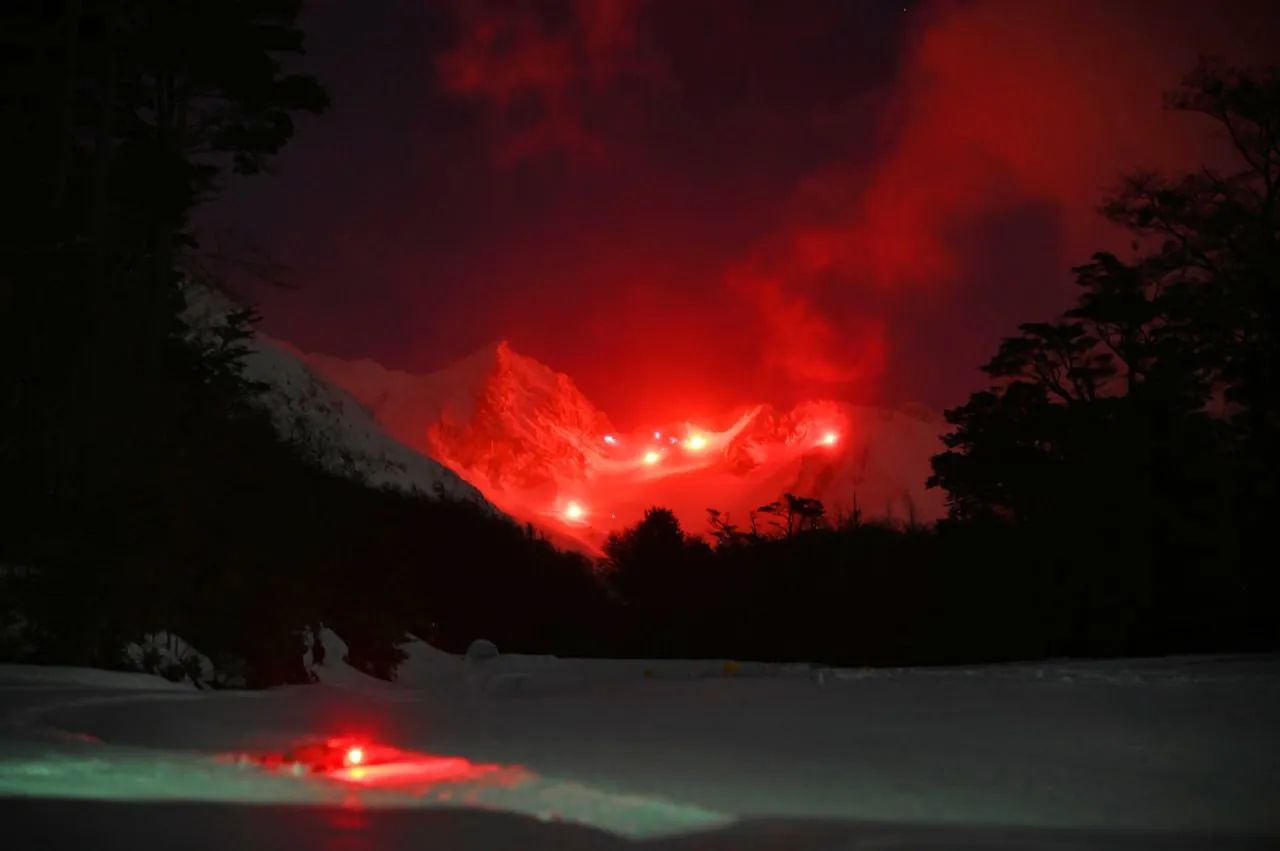 Este sábado será la  bajada con antorchas en el centro de montaña Glaciar Martial (1)